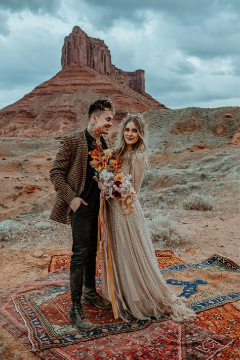 Gold Elopement Dress, Elopement Wedding Ideas Inspiration, Cheap Elopement Dress, Destination Elopement Photography, Cottage Core Elopement, Wedding Elopement Ideas Destinations, Boho Elopement Photography, Nature Elopement Ideas, Vintage Elopement Dress