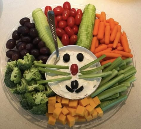 Easy Easter Veggie Tray, Relish Tray Ideas Easter, Bunny Vegetable Tray, Easter Veggie Platter, Veggie Tray Easter, Easter Vegetable Tray Ideas, Cute Easter Finger Foods, Easter Relish Tray, Easter Veggie Tray Ideas