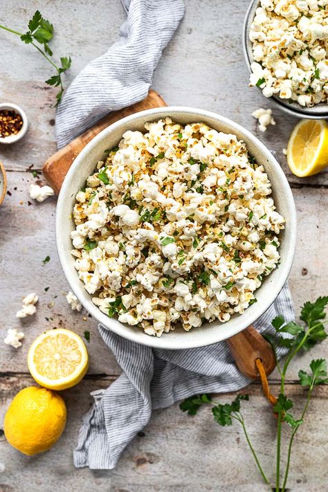 Lemon Popcorn, Homemade Popcorn Seasoning, Homemade Popcorn Recipes, Meals Everyone Will Love, Happy Hour Appetizers, Dips Party, Homemade Popcorn, Popcorn Seasoning, Popcorn Recipe