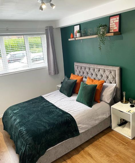 Dark Green accent wall in a bedroom Pine Green Bedroom Ideas, Dulux Pine Needle, Pine Green Wall, Pine Green Accent Wall, Dark Green Wall Bedroom Aesthetic, Pine Green Bedroom, Hunter Green Bedroom Ideas, Dark Green Boys Bedroom, Dark Green Accent Wall Living Room