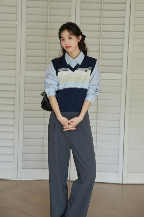 Work Uniform Outfits, Korean Office Wear, Office Wear Korean, College Interview Outfit, Uni Ootd, Ootd Campus, Gile Len, Korean Ootd, Campus Outfit