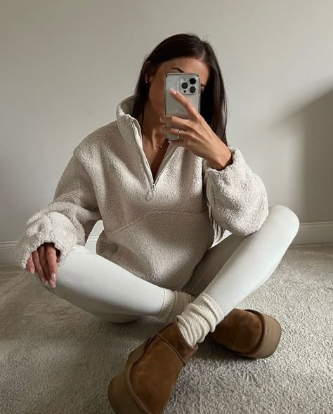 Cosy At Home Outfits, Teddy Sweater Outfit, Half Zip Outfit, Vanilla Outfit, Cozy Home Outfit, Comfort Vibes, Outfit Ugg, Clean Girl Outfit, Neutral Color Outfits