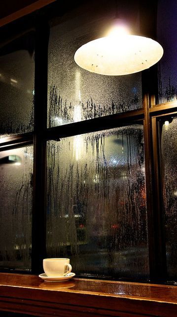 Cold Outside, Coffee Inside. This image makes me think of all nighters studying Spanish. Oh my heart! I Love Rain, Love Rain, Rainy Night, Rain Photography, Jolie Photo, Coffee Cafe, Coffee Love, Coffee Addict, Coffee House