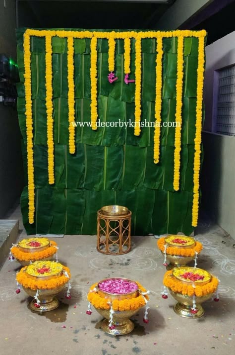 Mangal Snanam, Leaf Decor Wedding, Weddings Decorations Elegant Romantic, Hindu Wedding Decorations, Indian Wedding Decoration, Haldi Ceremony Decorations, Small Wedding Decor, Simple Stage Decorations, Wedding Background Decoration