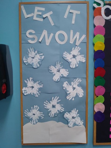 Winter Door Decorations For Toddler Room, Infant Snowflake Art, Snow Flake Bulletin Board, Bulletin Board Ideas For Teachers Christmas, Snow Flake Bulletin Board Ideas, Snowflake Handprints For Kids, Winter Toddler Bulletin Boards, Winter Display Boards Nursery, Let It Snow Bulletin Board Ideas