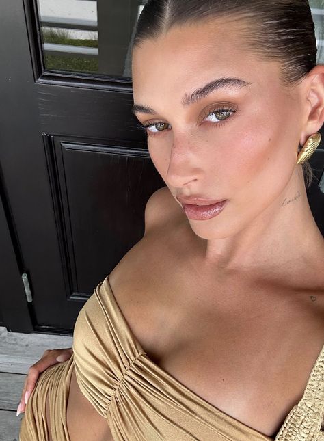 Arguably the biggest makeup trend of the summer, ‘latte makeup’ is a fusion of bronzed makeup, glowy skin and minimal effort. With over 324 million views (and counting) on TikTok, plus Hailey Bieber-approved, it’s definitely one worth bookmarking the next time it pops up on your FYP. Bronze Makeup For Blue Eyes, Hailey Bieber Eye Makeup, Bronzed Glowy Makeup, Glowy Makeup Bronze Formal, Glowy Bronze Makeup, Summer Bronzed Makeup, Bronze Glowy Makeup, Bronzy Makeup Look, Bronzed Makeup