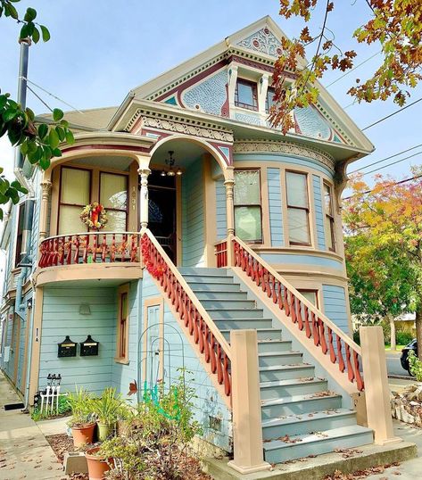 Queen Anne Cottage, Victorian House Colors, Victorian Homes Exterior, Alameda California, Queen Anne House, Victorian Style Homes, Hippie Homes, Victorian Cottage, Victorian Houses