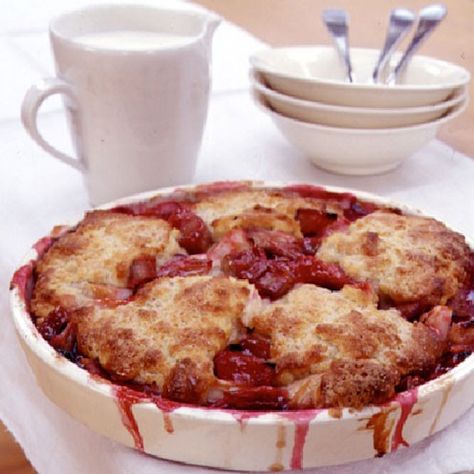 Rhubarb and apple cobbler Plum Cobbler, Scottish Desserts, Best Rhubarb Recipes, Rhubarb Cobbler, Strawberry Cobbler, Pear Crumble, Blackberry Crumble, Super Easy Desserts, Rhubarb Crumble