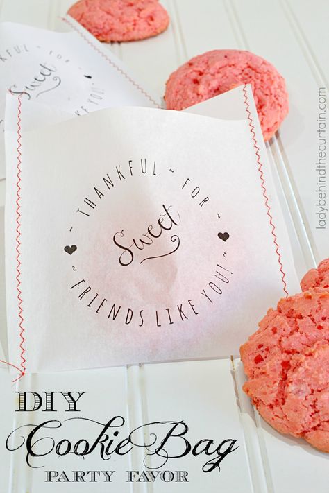 DIY Cookie Bag Party Favor | Don't let your guests leave empty handed. Make sure they grab one of these cute bags with a giant cookie! This is a simple way to let your guests know how much you appreciate them celebrating with you. Cookies Giveaways Ideas, Cookie Bag Ideas, Cookie Envelope Diy, Baked Party Favors, Diy Food Packaging Ideas, Cookie Bags Packaging Diy, Cookies As Party Favors, Diy Food Packaging, Cookie Box Party Favors