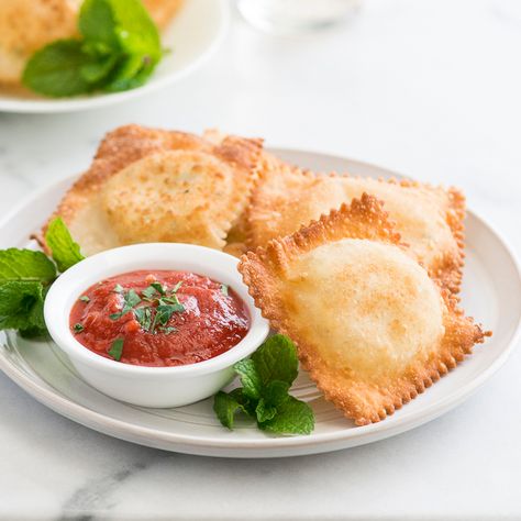 Crispy Wonton Ricotta and Mint Ravioli | Food & Wine Wonton Ravioli, Deep Fried Wontons, Best Pasta Recipe, Dips Party, Ricotta Ravioli, Cravings Recipes, Heavenly Recipes, Crispy Wonton, Sleeve Recipes