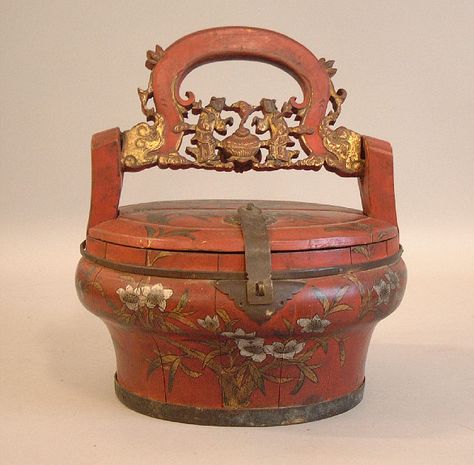 Antique Chinese hand painted wooden lunch box 19th century : Item # 5187 For Sale | Antiques.com | Classifieds Lunchbox Design, Vintage Lunch Boxes, Wooden Basket, Food Basket, Wedding Box, Red Lacquer, Antique Boxes, Art Japonais, Antique Decor