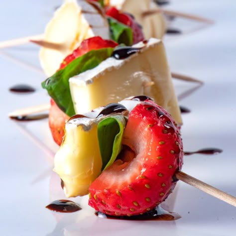 Super Easy Strawberry Basil Brie Bites - The Genetic Chef Strawberry Basil, Delicious Appetizers, Brie Bites, Charcuterie Inspiration, Summer Appetizer, Appetizer Bites, Easy Strawberry, Snacks Für Party, Party Food Appetizers