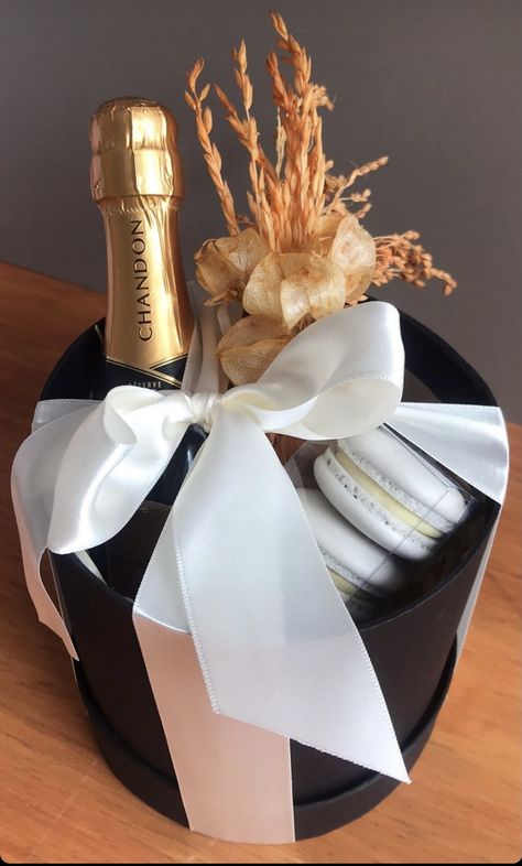 New Year Hamper Ideas, Co Worker Christmas Gift Ideas, 30 Year Old Women, Champagne Gift Basket, Hamper Diy, Champagne Gift Baskets, Homemade Gift Baskets, Champagne Gift, Cute Couple Gifts