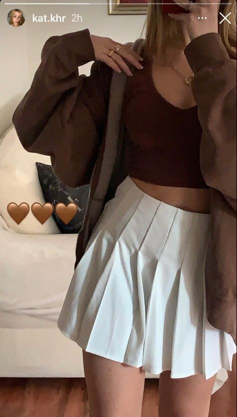 #instagram #outfit #style #fashion #brown #details #tennisskirt #skirt #aesthetic Jupe Tennis Outfit, Brown And White Outfit Aesthetic, White Skirt Outfits Aesthetic, Brown And White Aesthetic Outfit, Brown Aesthetic Outfit Girl, White Tennis Skirt Outfit Aesthetic, White Miniskirt Outfits, Brown Skirt Outfit Summer, How To Style A Brown Skirt