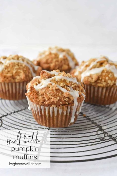 are the perfect way to welcome fall and satisfy your pumpkin spice craving without overindulging on too many muffins! Streusel Topping For Muffins, Pumpkin Crumble, Best Pumpkin Muffins, Pumpkin Streusel Muffins, Fruit Muffins, Muffin Streusel, Leigh Anne, Pumpkin Pie Filling, Pumpkin Chocolate Chips