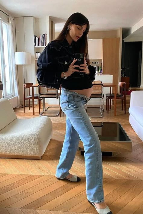 Here are 5 tips to master French chic maternity style, plus 10 stylish French maternity outfits you can easily integrate into your wardrobe. Photo: @leiasfez Cool Pregnancy Outfits, Cool Maternity Outfits, Maternity Jeans Outfit, French Maternity, Best Maternity Jeans, Leia Sfez, Pregnant Women Fashion, Spring Maternity Outfits, Pregnancy Fashion Fall