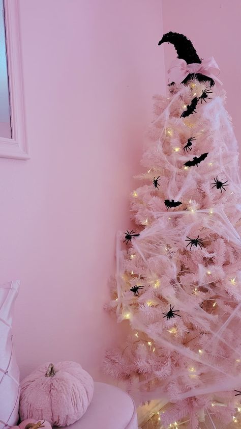 Pink Halloween Christmas Tree, Pink Halloween Tree, Pink Halloween Bedroom, Kara Aesthetic, Pink Halloween House Decor, Pink Halloween Playhouse, Pinkoween Decor, Pink Halloween Aesthetic Decor, Pastel Halloween Aesthetic