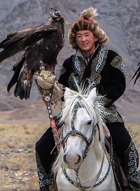 Quartz Background, Eagle Hunter, Eurasian Steppe, Squirrel Pictures, Different Races, National Clothes, Bird Hunting, Horse Photos, Art Practice