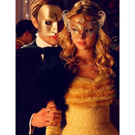 0 Masquerade Couple Aesthetic, Blair Waldorf Masquerade, Gossip Girl Masked Ball, Mardi Gras Dress, Gossip Girl Serena, Gold Masquerade Mask, Masquerade Ball Party, Halloween Clown, Masked Ball