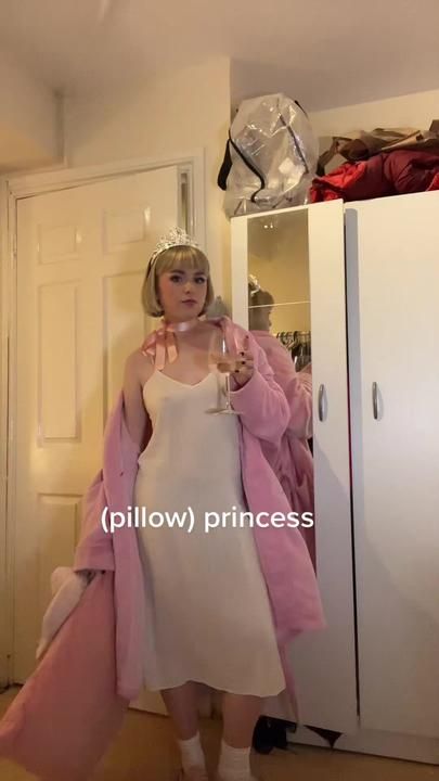 Pillow Princess Halloween Costume, Closet Costumes Halloween, Halloween Costumes Closet, Princess Costume Aesthetic, Princess And The Pea Costume, Pillow Princess Costume, Easy Princess Costume, Pink Dress Halloween Costume, Celestial Wardrobe