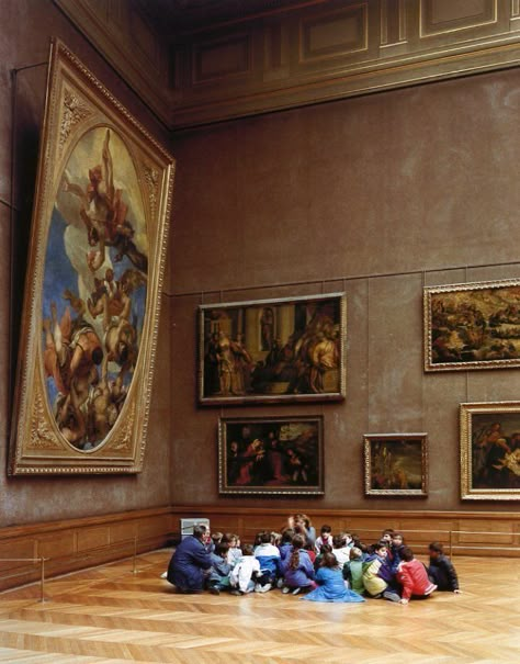 The Louvre Art, People In Museum, People Studying, Museum Louvre, Louvre Art, Studying Art, Galleria D'arte, About Paris, Louvre Paris