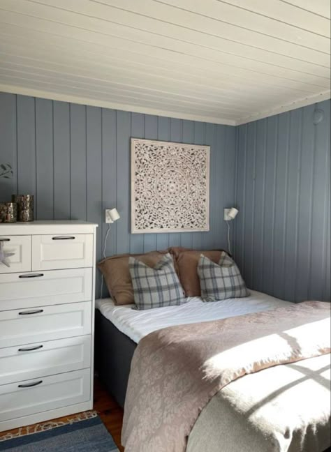 Bedroom Aesthetic Cozy, Paneling Makeover, Cabin Renovation, House Flippers, Country House Interior, Tiny Bedroom, Interior Deco, Bedroom Aesthetic, Cottage Style