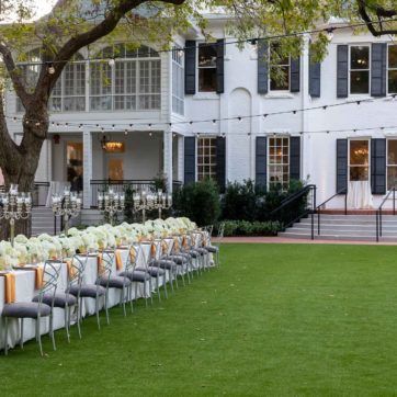 Hydrangea Centerpiece Wedding, White Hydrangea Wedding, Woodbine Mansion, Wedding Reception Tables Centerpieces, Hydrangea Wedding, Sweetheart Table Wedding, Austin Wedding Venues, Outdoor Wedding Inspiration, Hydrangeas Wedding