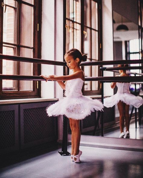 Childrens Ballet, Ballerina Wedding, Toddler Ballet, Dancer Lifestyle, Baby Ballet, Baby Birthday Dress, Ballet Studio, Ballet Pictures, Ballet Poses