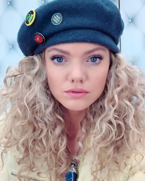 CURLY HAIR BERET • Instagram Beret On Curly Hair, Curly Hair Beret, Beret With Braids, Beret Curly Hair, Beret With Curly Hair, Hair Beret, Head Wear, Style Aesthetic, Beauty Secrets