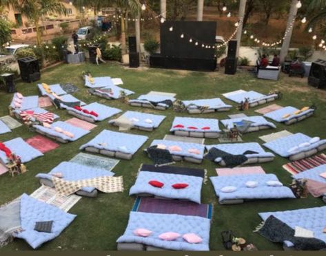 Kids Movie Party, Sweet Sixteen Party Themes, Backyard Movie Night Party, Diy Backyard Movie Night, Small Chops, Backyard Movie Party, Movie Night Theme, Outdoor Movie Night, Night Theme