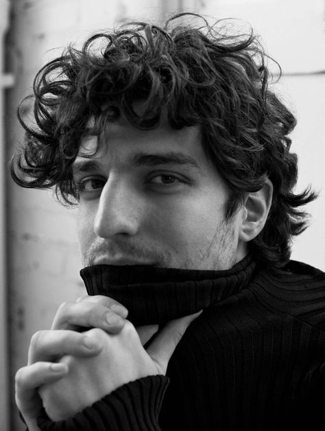 louis garrel Louis Garrel, Xavier Dolan, Cool Winter, Poses References, Male Portrait, Pretty Men, Mens Hairstyles, Straight Hairstyles, Curly Hair