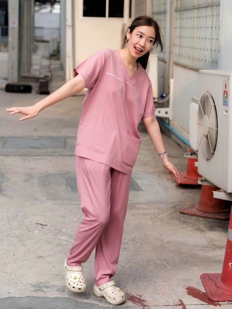 Nurse Uniform Aesthetic, Outfit Dokter, Doctor Work Outfit, Scrub Aesthetic, Medical Scrubs Fashion, Doctor Dress, Korean Wedding Photography, Nurse Inspiration, Finding A Hobby