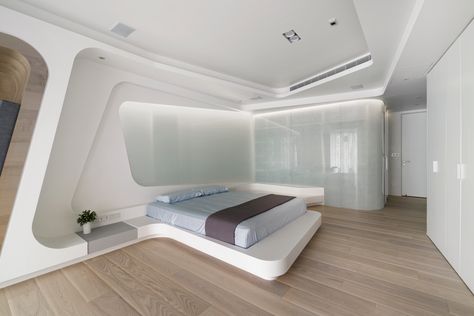 This room has continuous lines that run from the ceiling to the table surface, surrounding a transparent light box that reflects soft snowflakes. Smart Beds, Futurism Design, Cot Design, Futuristic Bedroom, مركز ثقافي, Smart Bed, Soft Furniture, Plafond Design, Table Surface