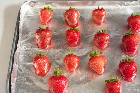 Candied Strawberries Recipe, Strawberry Glaze Recipe, Candy Strawberries, Glazed Strawberries, Oven Dried Strawberries, Candied Strawberries, Baking Tricks, Dipped Strawberries, Strawberry Glaze