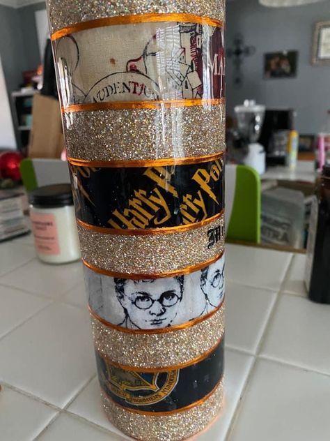 Supernatural Tumbler Cups, Harry Potter Tumbler Cup Glitter, Harry Potter Tumblr Cup, Fabric Tumblers Ideas, Zipper Tumbler Ideas, Disney Epoxy Tumbler, Minecraft Tumbler Ideas, Hufflepuff Tumbler, Harry Potter Tumblers