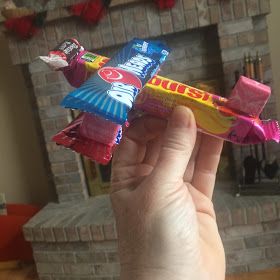 Running With Rocket: Candy Airplane Tutorial Candy Craft Ideas Diy Projects, Diy Candy Crafts, Candy Critters, Candy Gifts For Kids, Craft Valentines Ideas, Candy Bouquet For Kids, Valentine Candy Crafts, Toys Made From Candy, Truck Made Out Of Candy