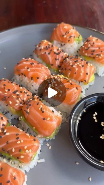 Best Sushi Rolls Recipes, California Sushi Rolls Recipe, Sushi Easy Recipe, Sushi Beginner, Japanese Easy Recipes, Bake Sushi Recipes, How To Make Sushi At Home, How To Make Sushi Rice, Sushi Ideas Creative