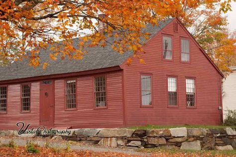 Vermont-fall-foliage American Colonial House, Vermont Fall Foliage, Old Colonial Homes, Antique Homes, Primitive Houses, Farm Homes, Early American Homes, Vermont Fall, Saltbox Houses