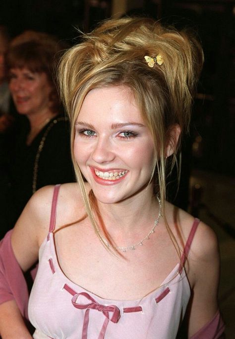 Kristen Dunst 00s Hairstyles, 2000s Hair, 2000s Hairstyles, Punk Girls, 90s Grunge Hair, 90’s Hairstyles, Y2k Hairstyles, Clip Hairstyles, 90s Hairstyles