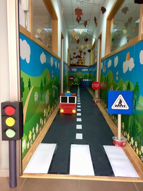 Transport Decoration Ideas, Corridor Decorations For School, School Corridor Decoration Ideas, School Wall Decoration, Kindergarten Interior, Preschool Designs, Daycare Decor, Daycare Design, Transportation Crafts