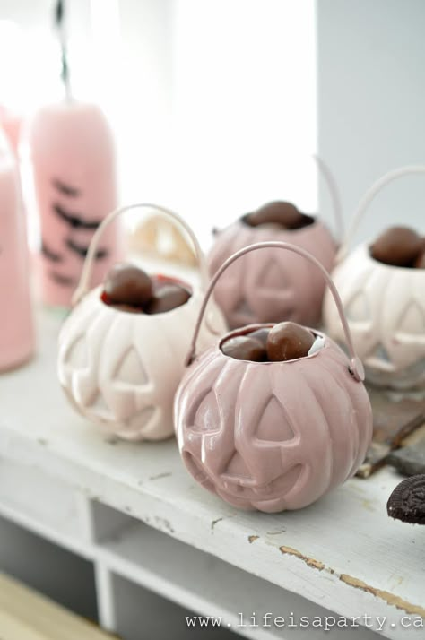 Pink Halloween Coffee Bar, Diy Pink Pumpkin Decor, Halloween Centerpieces For Table Party, Pink Halloween Party Favors, Pink Orange Halloween Decor, Black And Pink Halloween Decorations, Pink Halloween Centerpieces, Pink Fall Party, Halloween Pastel Decor