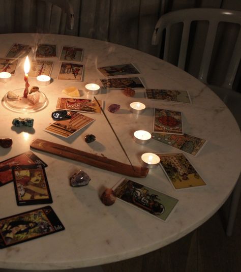 Tarot Card Set Up, Tarot Table Set Up, Tarot Party, Moon Party Ideas, Tarot Table, Fall Sleepover, Magic Table, Vintage Tarot, Haircut Inspo