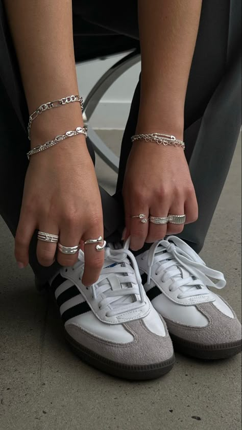 Silver Vs White Gold, Street Fashion Jewelry, Silver Summer Jewelry Aesthetic, Streetwear Jewelry Aesthetic, Streetwear Jewelry Silver, Silver Jewelry Stacking, Clean Jewelry Aesthetic, Silver Girl Aesthetic Jewelry, Silver Ring Collection