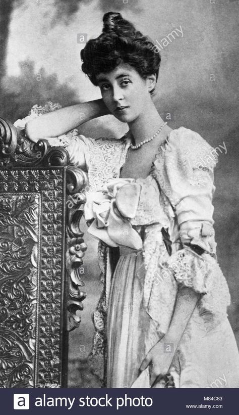 Alva's daughter Consuelo Vanderbilt as a debutante in Newport, around 1894. She would later become Jennie's niece by marriage and the Duchess of Marlborough. Consuelo Vanderbilt, Gilded Age, Edwardian Era, Vintage Portraits, Vintage Photo, Belle Epoque, Old Photos, Vintage Photos, Greek Statue