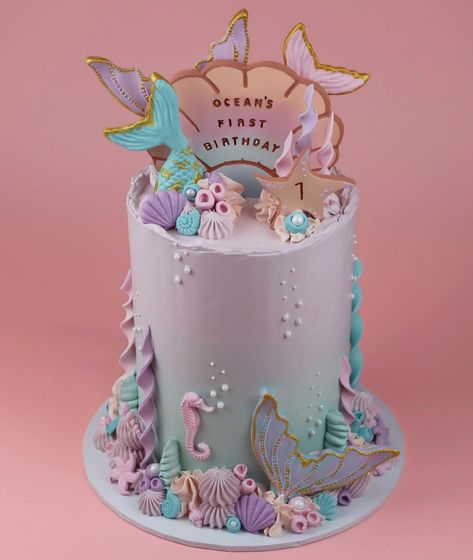 Happy hump day! An epic cake to start this -2 degree day in country Vic 🥶 The attention to detail and execution of this amazing cake is next level and compliments our Variegated Shell Cake Topper and Starfish number 👌🏻 If you’re planning a Mermaid Party, we have some unique pieces that can help make your day even more special. Cake by @benjibakesau #macandme #mermaid #mermaidcake #shellcaketopper #mermaidcaketopper #firstbirthday #cakemaking #kidsbirthday #shellbirthday #caketopper #kidsp... Mermaid Cake Birthday, Boho Beach Theme, Birthday Cake Mermaid, Shell Cake Topper, Under The Sea Birthday Cake, Mermaid Theme Cake, Starfish Cake, Cake Mermaid, Shell Cake