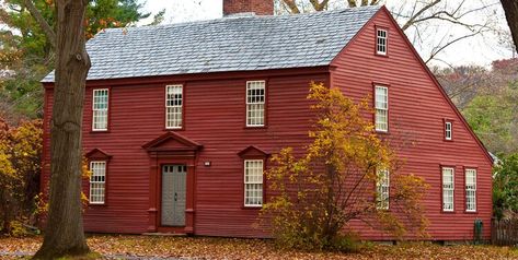 How to Spot a Saltbox Style Home (And Why You Might Not Want One) — Country Living Salt Box House Exterior Front Porches, Salt Box House Interior, Saltbox House, Saltbox House Plans, Saltbox Houses, Country Living, House Design, Architecture, Design