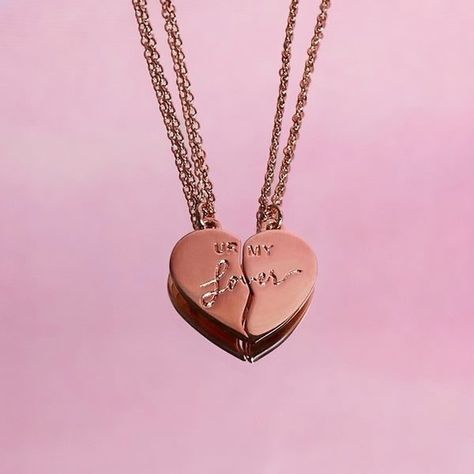 Taylor Swift Lover Locket Taylor Swift Store, Taylor Swift Accessories, Rose Gold Necklaces, Lover Album, Taylor Nation, Opal Eyes, Taylor Swift Merchandise, Bff Necklace, Lover Necklace