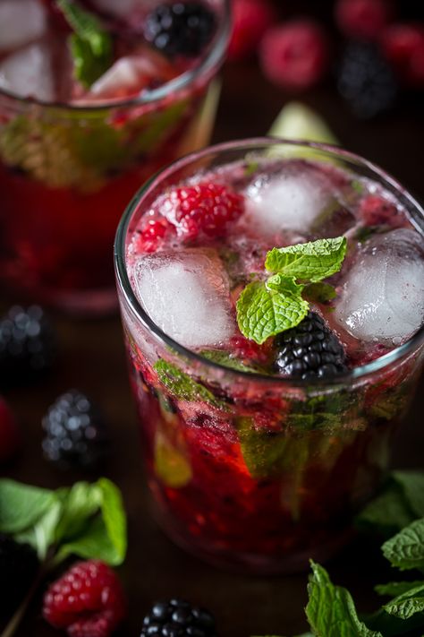 This mixed berry mojito cocktail combines delicious fresh raspberries, blackberries, mint and rum. It's super delicious, perfect for spring and takes only 5 minutes to make! Blackberry Mojitos Recipe, Mojito Recipe Raspberry, Blackberry Mojito Mocktail, Mixed Berry Mojito, Raspberry Mojito Mocktail, Berry Mojito, Mojito Recept, Berry Cocktail, Mojito Cocktail