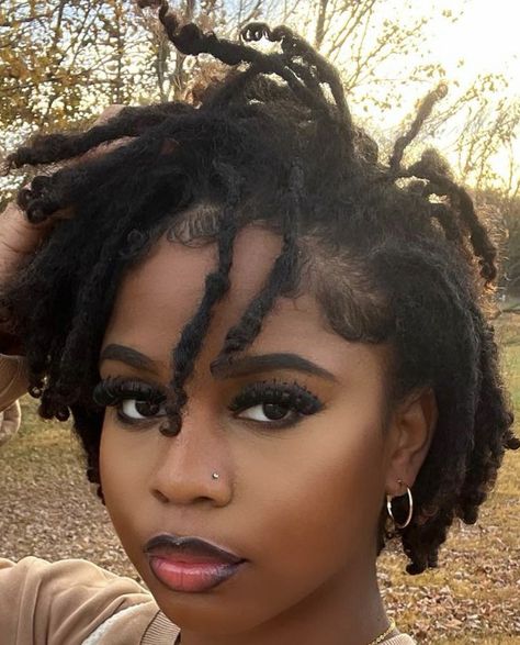 Short Fluffy Locs, Short Locs With Bangs, Super Short Locs, Small Afro Hairstyles, Freeform Locs Black Women, Knotless Braids In A Ponytail, Short Locs Women, Short Dreadlock Styles For Women Black, Short Locs Black Women