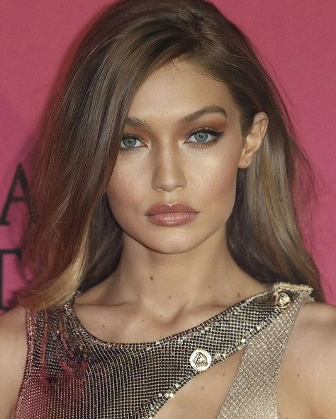 Gigi Hadid Black Hair, Gigi Hadid Dark Hair, Gigi Hadid Hair Brown, Gigi Hadid Brown Hair, Gigi Hadid Red Hair, Gigi Hadid Makeup, Gigi Hadid Hair, Cool Hair Ideas, Soft Autumn Color Palette